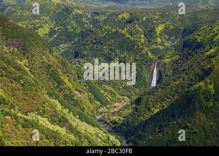 Luftaufnahme der Manawaiopuna-Wasserfälle, Kauai Stockfoto