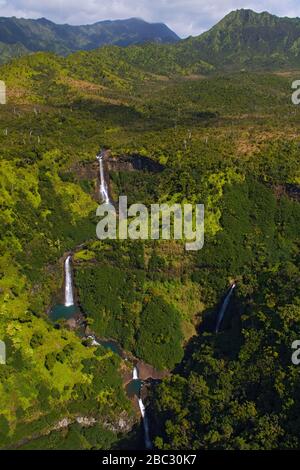 Luftaufnahme der Manawaiopuna-Wasserfälle, Kauai Stockfoto