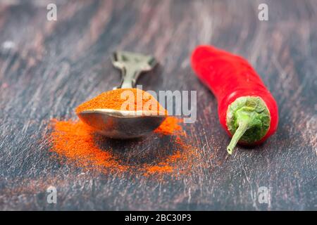 Rote Paprika auf einem Holztisch, selektiver Fokus Stockfoto