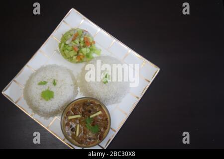 Zwei Schalen Reis mit gekochten roten Bohnen und Salat kochen Stockfoto