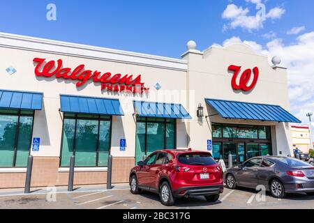 März 2020 Santa Clara/CA/USA - Walgreens Pharmacy Local Branch; Walgreens (Teil der Walgreens Boots Alliance Inc. Holding) betreibt die Second- Stockfoto