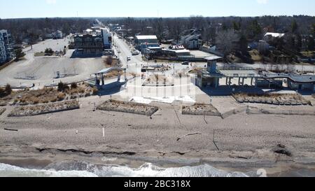 April 2020 schließt Ontario Canada alle Parks und Strände wegen Coronavirus/Covid-19. Grand Bend Ontario leer mit nur Notsigns, die zeigen, dass der Strand geschlossen ist. Luke Durda/Alamy Stockfoto