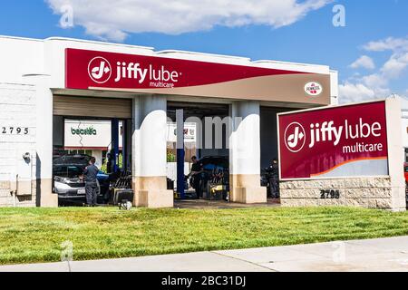 März 2020 Santa Clara/CA/USA - Standort Jiffy Lube in South San Francisco Bay Area; Jiffy Lube ist eine amerikanische Marke des Automobilölwechsels sp Stockfoto