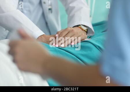 Der Arzt übergibt die Rehabilitationsverfahren für den Patienten Stockfoto