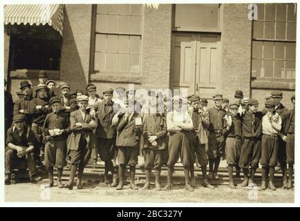 Gruppe vor der indischen Orchard Mfg. Co. Alle auf dem Foto arbeiteten. Junge nicht fotografiert. Hector Dubois, 24 Water St. Doffer in Indian Orchard; zerscherbter Finger in der Pumpe. Stockfoto