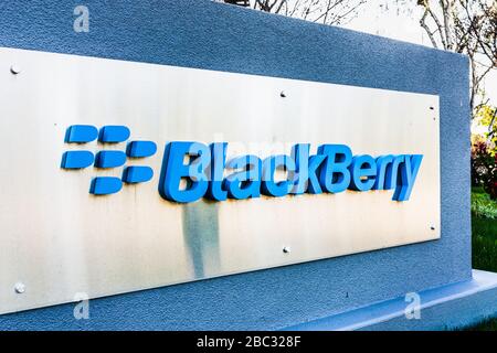 30. März 2020 Mountain View/CA/USA - BlackBerry-Logo der Hauptsitz von Silicon Valley; BlackBerry Ltd (ehemaliger Entwickler des BlackBerry Smartpho Stockfoto