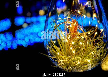 Schöne weihnachtsdekoration mit kleinen Lichtern und blauem Hintergrund Stockfoto
