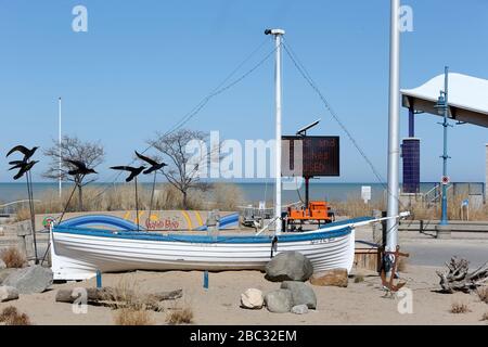 April 2020 schließt Ontario Canada alle Parks und Strände wegen Coronavirus/Covid-19. Grand Bend Ontario leer mit nur Notsigns, die zeigen, dass der Strand geschlossen ist. Luke Durda/Alamy Stockfoto