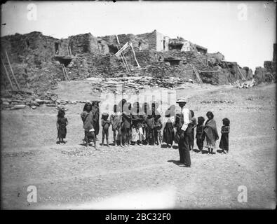 Gruppe von etwa zwanzig-zwei Hopi Kinder warten auf einen Streich für Süßigkeiten, Oraibi, Arizona, ca.1898 Stockfoto