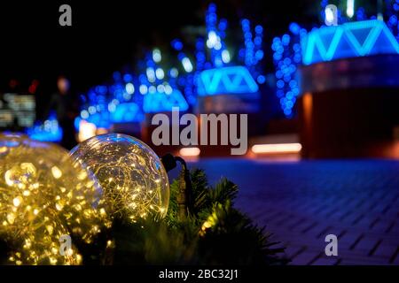 Blitzkugeln und andere Weihnachtsdekorationen im Hintergrund Stockfoto