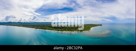 Luftpanorama des Cahuita Nationalparks entlang der südlichen Karibikküste Costa Ricas. Stockfoto
