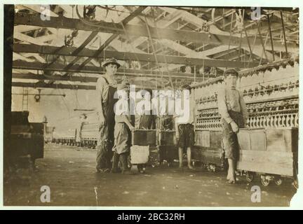 Gruppe von Doffers und Spinnern, die in Roanoke Cotton Mills (Va.) arbeiten Ich zählte sieben offenbar unter vierzehn und drei unter zwölf Jahren. Stockfoto