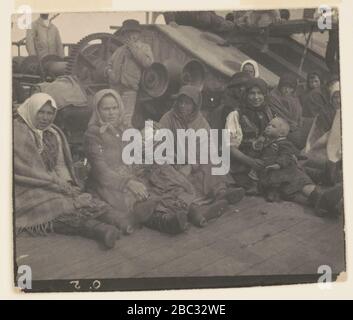 Gruppe von Auswanderern (Frauen und Kinder) aus Osteuropa an Deck der S.S. Amsterdam Stockfoto