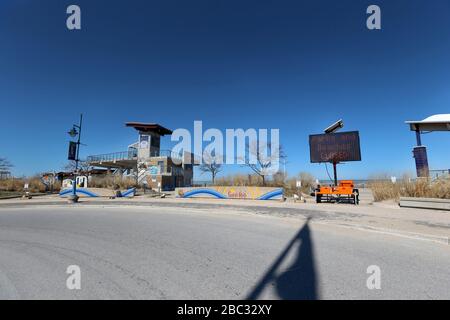 April 2020 schließt Ontario Canada alle Parks und Strände wegen Coronavirus/Covid-19. Grand Bend Ontario leer mit nur Notsigns, die zeigen, dass der Strand geschlossen ist. Luke Durda/Alamy Stockfoto