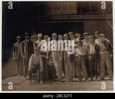 Gruppe von Glasarbeitern im Shop 7, Illinois Glass Co. 12-30 UHR einer der kleinsten Jungs ist Dennis White, 1013 Liberty St.. Stockfoto