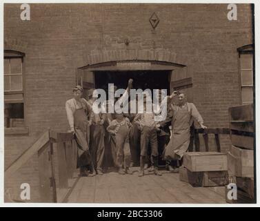 Gruppe von Glasarbeitern in Shop 6, Illinois Glass Co. Der kleinste Junge ist Polnisch und versteht Englisch nicht (Analphabet) Ich habe ihn kurz vor 13 UHR bei der Arbeit gesehen Stockfoto