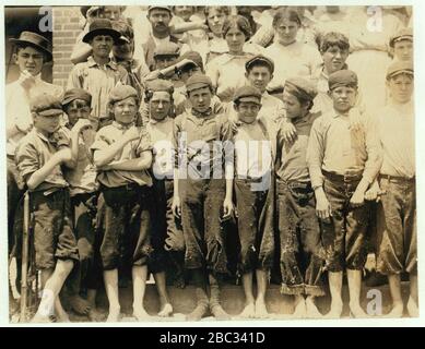 Eine Gruppe von Arbeitern in Moritas Mill, Columbus, GA, konnte nicht die jüngste bekommen. Ich ging morgens durch die Mühle und sah einige sehr junge Arbeiter und eine Reihe von kleinen Abend-Totern, die Stockfoto