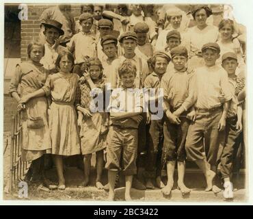 Eine Gruppe von Arbeitern in Meritas Mill, Columbus, GA, konnte die jüngste nicht bekommen. Ich ging morgens durch die Mühle und sah einige sehr junge Arbeiter und eine Reihe kleiner Abendessentoter, die Stockfoto