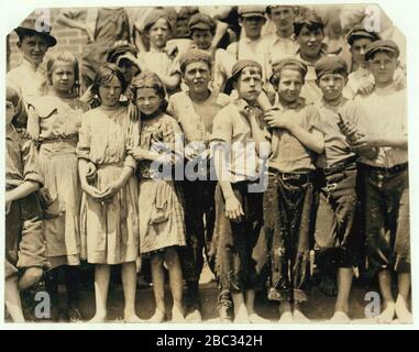 Eine Gruppe von Arbeitern in Meritas Mill, Columbus, GA, konnte die jüngste nicht bekommen. Ich ging morgens durch die Mühle und sah einige sehr junge Arbeiter und eine Reihe kleiner Abendessentoter, die Stockfoto