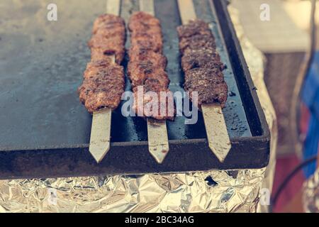 Köstliches Schis Kebab auf einem Metallspieß. Stockfoto