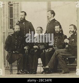 Gruppenbild der Offiziere mit Admiral David G. Farragut sitzt, Mitte Stockfoto