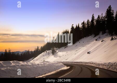 Auf einer schneefarben Straße in der Shasta Cascade Region Stockfoto