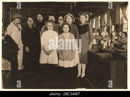 Gruppe, die einige der jüngsten Arbeiter zeigt, die zu Beginn in der Scotland Neck Cotton Mill aufgenommen wurden. Das kleinste Mädchen, ein scheinbar 8 oder 9, sah der Ermittler bei der Arbeit an ihrer Strickmaschine Stockfoto