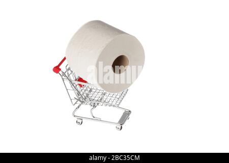 Eine Rolle Toilettenpapier für den Verbraucher im Miniatur-Einkaufswagen isoliert auf weißem Hintergrund. Stockfoto