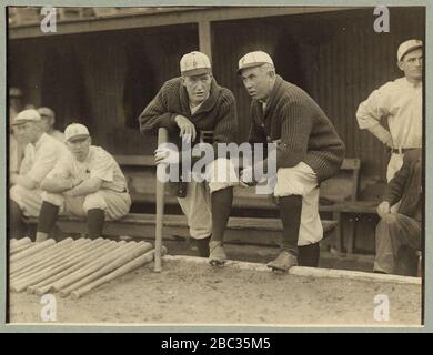 Grover Cleveland Alexander & Manager Pat Moran; im Hintergrund sind Joe Oeschger, Possum Whitted, & Milt Stock, Philadelphia NL (Baseball) Stockfoto