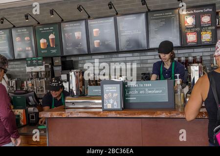 Wunderschönes Innere von Starbucks Kaffee. Esskonzept. Miami. USA. Stockfoto