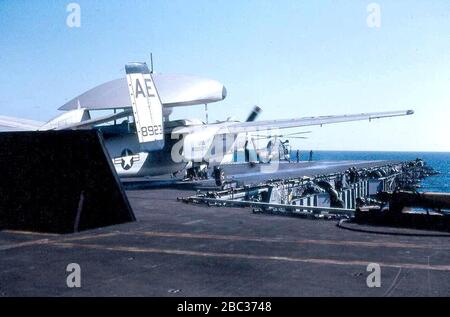 Grumman E-1B Tracer von VAW-121 Det.42 wird von der USS Franklin D. Roosevelt (CVA-42) im Februar 1970 gestartet. Stockfoto