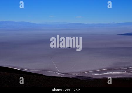 Schöner Blick auf die Salzwohnung des Arizaro von oben. Absteiger nach Caipe, Salta, Argentinien Stockfoto