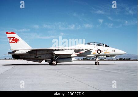 Grumman F-14A Tomcat von VF-1 auf der Naval Air Station Fallon, Nevada (USA), am 23. September 1988 (6443280). Stockfoto