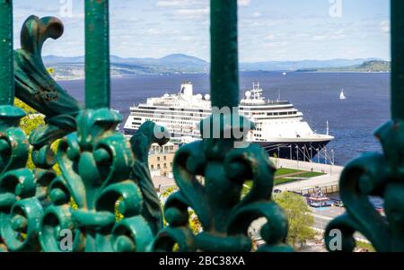 Frau Zaandam, ein Kreuzfahrtschiff im Besitz der Holland America Line, das im Sommer während der Reise in Kanada im alten Quebec angedockt wurde und von dieser betrieben wird Stockfoto