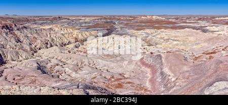 Panorama-Blick auf die bemalte Wüste im Blue Forest des Petrified Forest National Park. Stockfoto