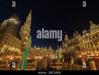 Ein Nachtblick auf den Zentralplatz des Grand Place in Brüssel, Belgien Stockfoto