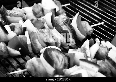 Leckere Mischung Spieße mit Huhn & Gemüse Stockfoto