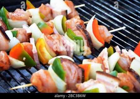 Leckere Mischung Spieße mit Huhn & Gemüse Stockfoto