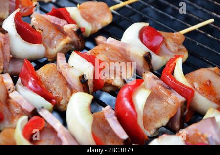 Leckere Mischung Spieße mit Huhn & Gemüse Stockfoto