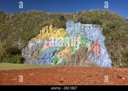 Das Wandbild der Vorgeschichte (Mural de la Prehistoria) im Tal von Viñales, Kuba Stockfoto