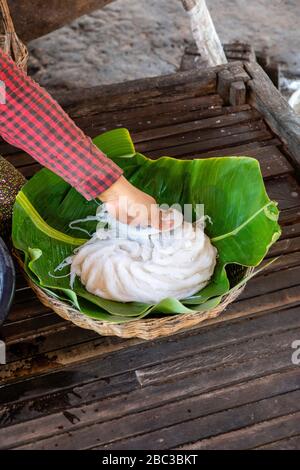 Eine Frau verpackt Reisnudeln. Angkor Wat, Siem Reap, Kambodscha. Stockfoto