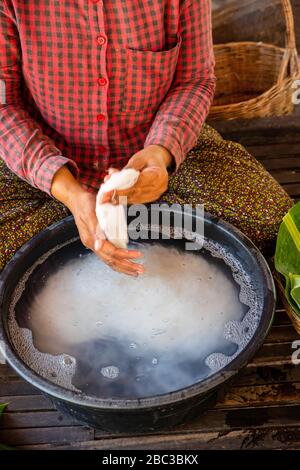 Eine Frau verpackt Reisnudeln. Angkor Wat, Siem Reap, Kambodscha. Stockfoto