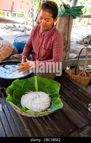 Eine Frau verpackt Reisnudeln. Angkor Wat, Siem Reap, Kambodscha. Stockfoto