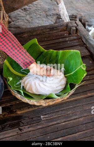 Eine Frau verpackt Reisnudeln. Angkor Wat, Siem Reap, Kambodscha. Stockfoto