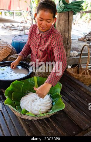 Eine Frau verpackt Reisnudeln. Angkor Wat, Siem Reap, Kambodscha. Stockfoto