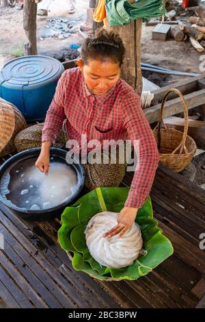 Eine Frau verpackt Reisnudeln. Angkor Wat, Siem Reap, Kambodscha. Stockfoto