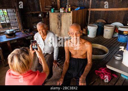 Ein Khmer/kambodianischer Veteran des Südostasienkrieges zeigt seine Tätowierungen in seinem Haus. Stockfoto