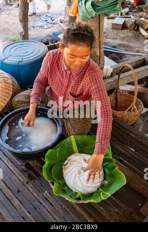 Eine Frau verpackt Reisnudeln. Angkor Wat, Siem Reap, Kambodscha. Stockfoto