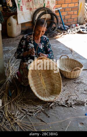 Eine Frau macht Korbkörbe. Prasat Bakang, Siem Reap, Kambodscha. Stockfoto