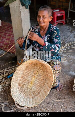 Eine Frau macht Korbkörbe. Prasat Bakang, Siem Reap, Kambodscha. Stockfoto